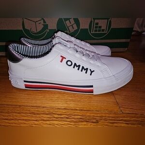 TOMMY HILFIGER Womans KERY SNEAKERS Sz 5.5 NEW.
